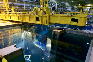 EM workers at the Idaho Nuclear Technology and Engineering Center transfer Experimental Breeder Reactor-II spent nuclear fuel from the Chemical Processing Plant-666 basin to a shipping cask. Image: content.govdelivery.com