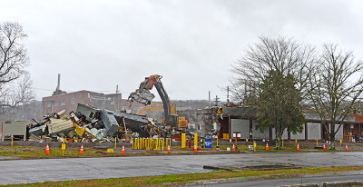 Oak Ridge crews knock down the K-1006 Building at the East Tennessee Technology Park. Image: govdelivery.com
