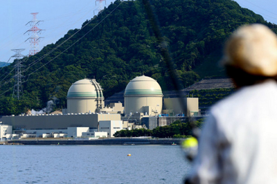 The Takahama nuclear power plant’s No. 3 reactor, left, operated by Kansai Electric Power Co. in Takahama, Fukui Prefecture, in 2017 (Asahi Shimbun file photo)